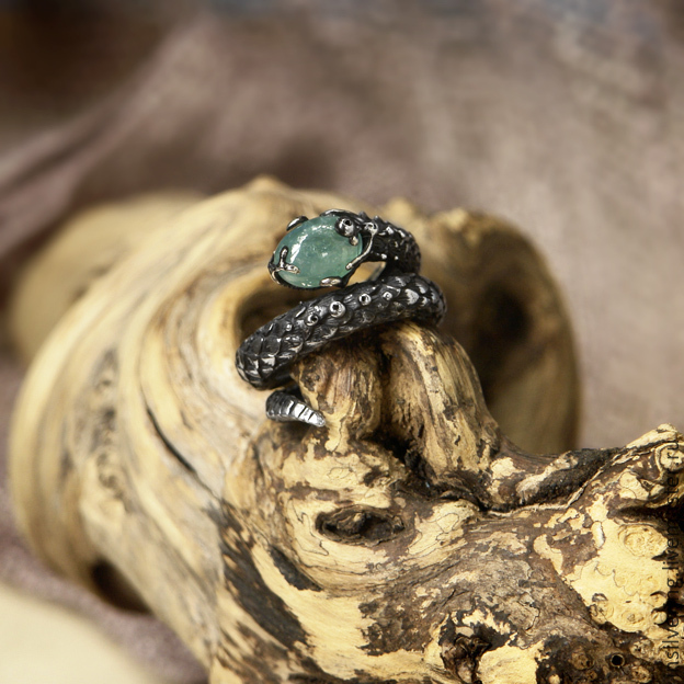 Камни года змеи. Кольцо змея с камнем. Перстень со змеей и камнем. Серебряное кольцо змея с камнями. Кольцо бижутерия змейка с камнями.