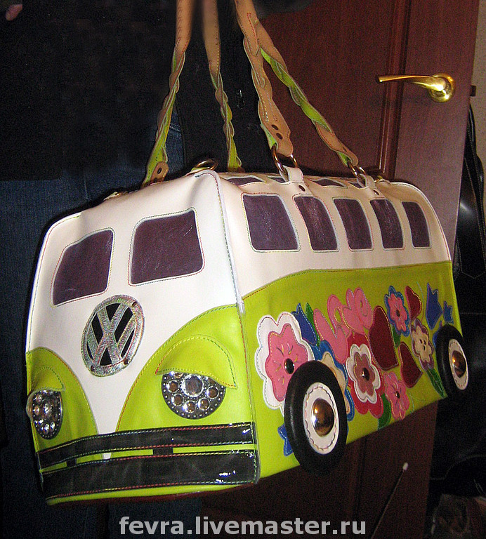 Bags bus. Сумка в автобусе. Дизайнерская сумка с автобусом. Сумка Фольксваген. Сумка для колес Фольксваген.