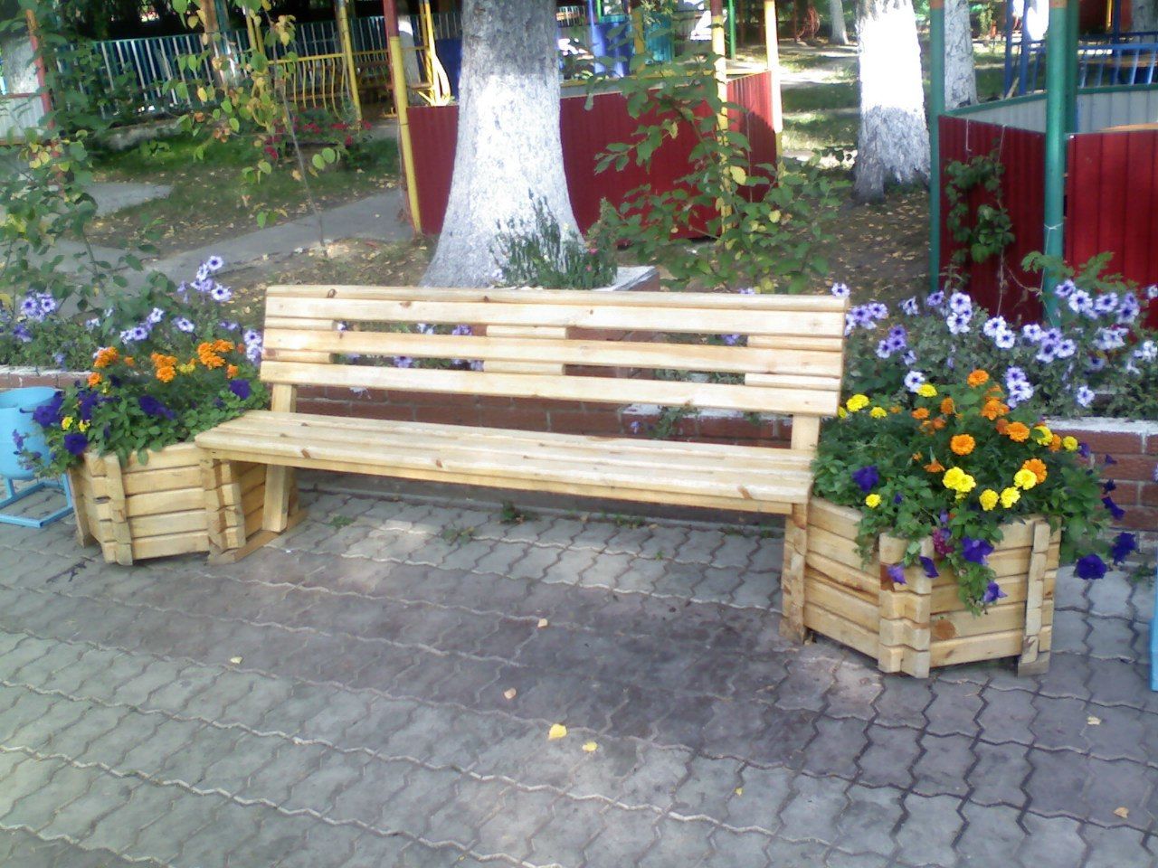 скамейка с клумбами