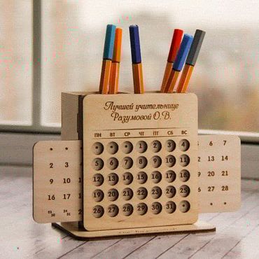 Канцелярские товары ручной работы. Ярмарка Мастеров - ручная работа Деревянный Вечный календарь с подставкой для ручек. Handmade.