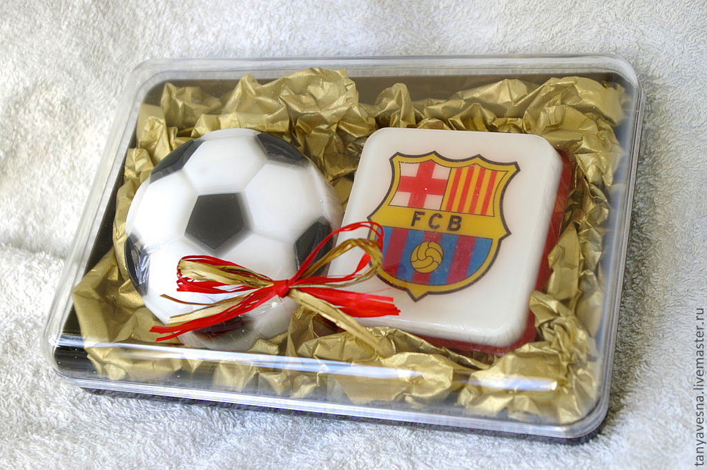 Что подарить другу который любит футбол. Подарок любителю футбола. Подарок футболисту на день рождения. Подарок футбольному тренеру. Подарок парню футболисту на день рождения.