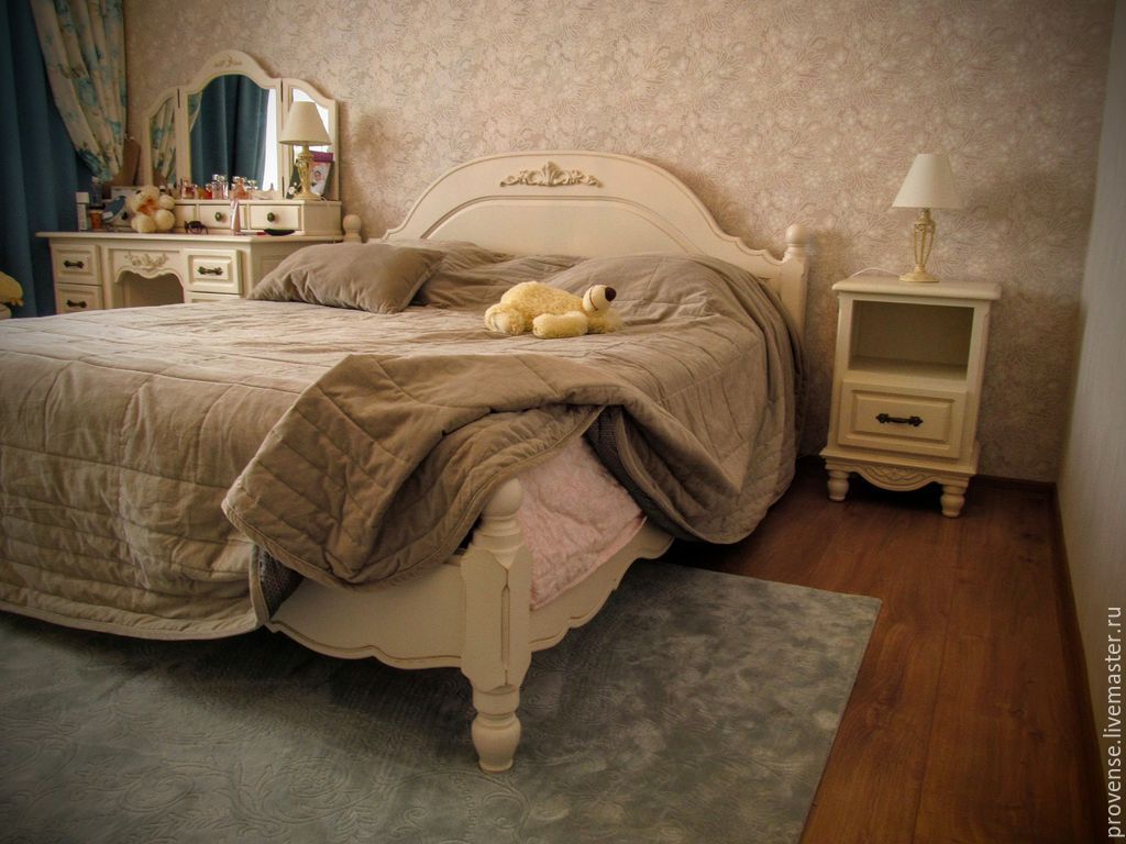 Двуспальная кровать в стиле 