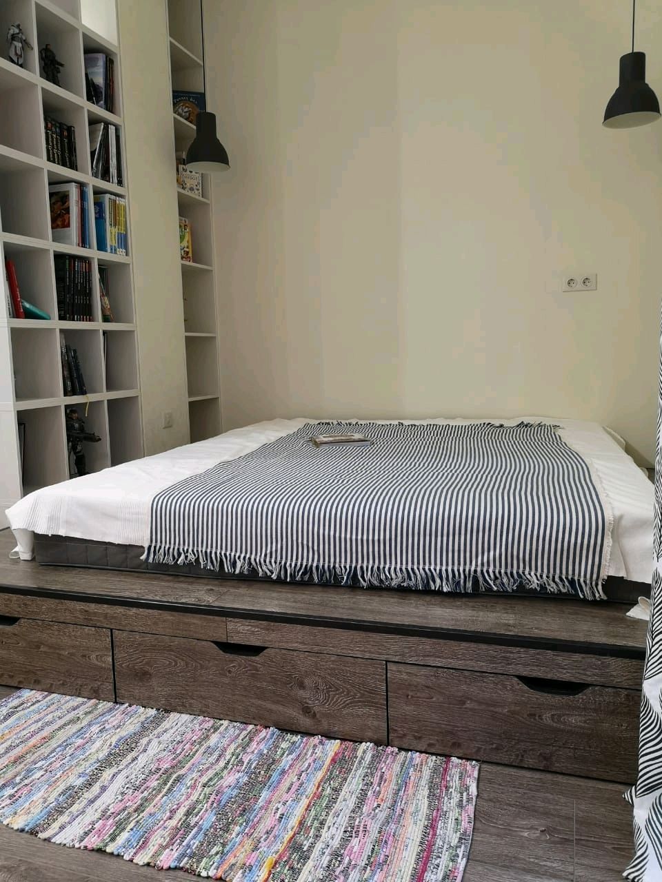 Кровать-подиум с ящиками: практичное решение для современной спальни