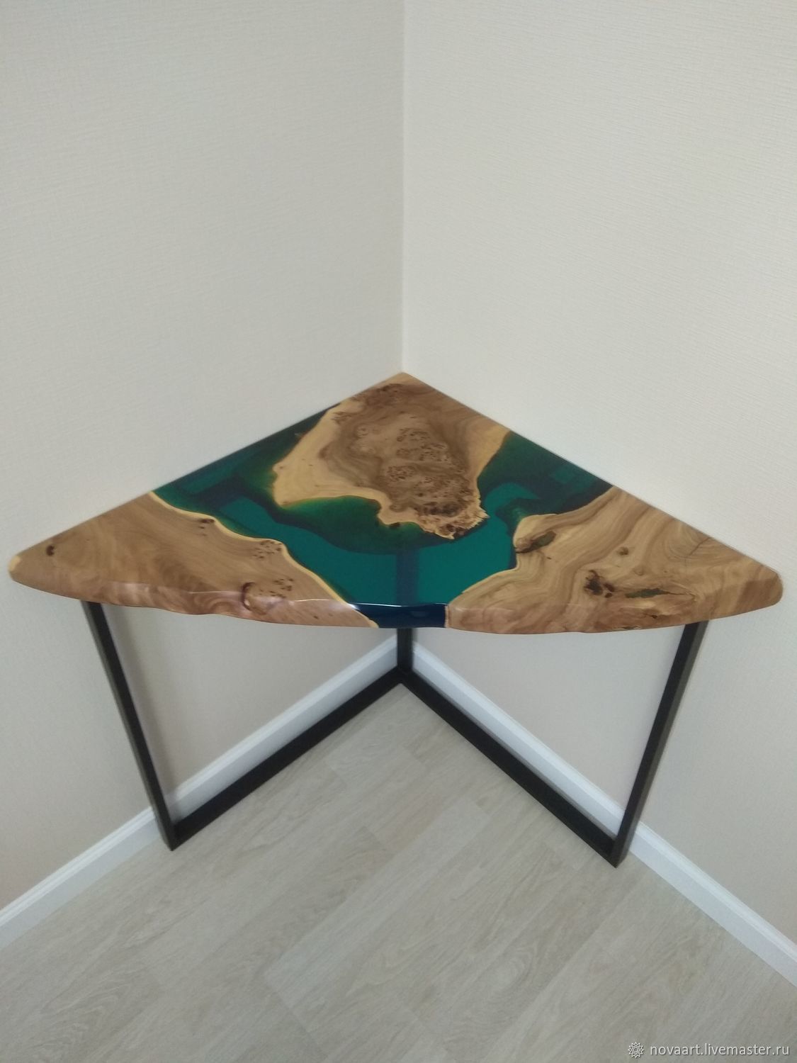 Угловой стол из слэба
