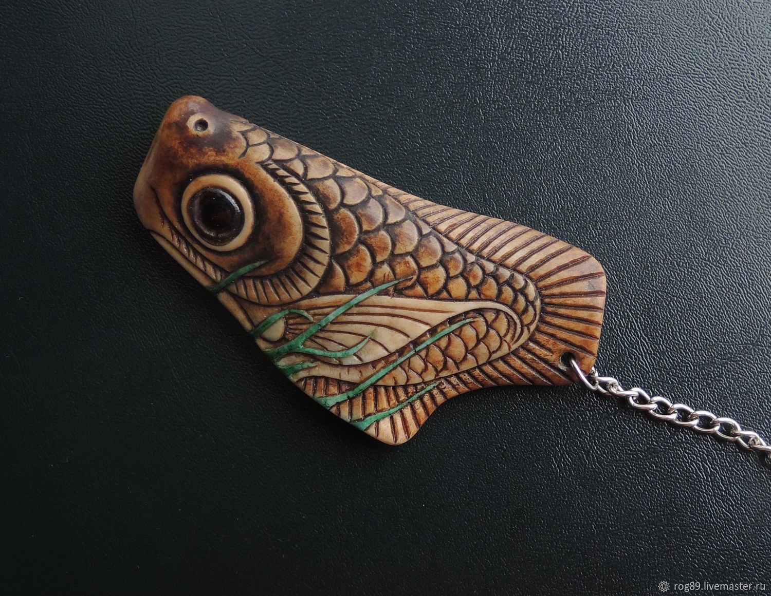 "Рыбка в водорослях" - коллекционный брелок из рога оленя