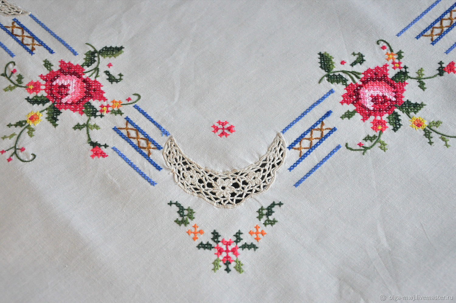 Белорусские скатерти с вышивкой. Расшитая скатерть. Вышитые скатерти и салфетки. Скатерть дорожка вышитая. Что было вышито на скатерти менделеева.