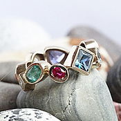 Золотое кольцо с каменной мозаикой и цветными камнями