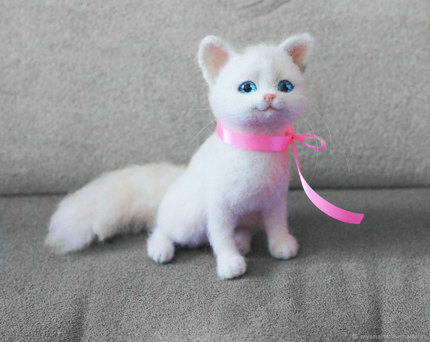 Белый котенок игрушка