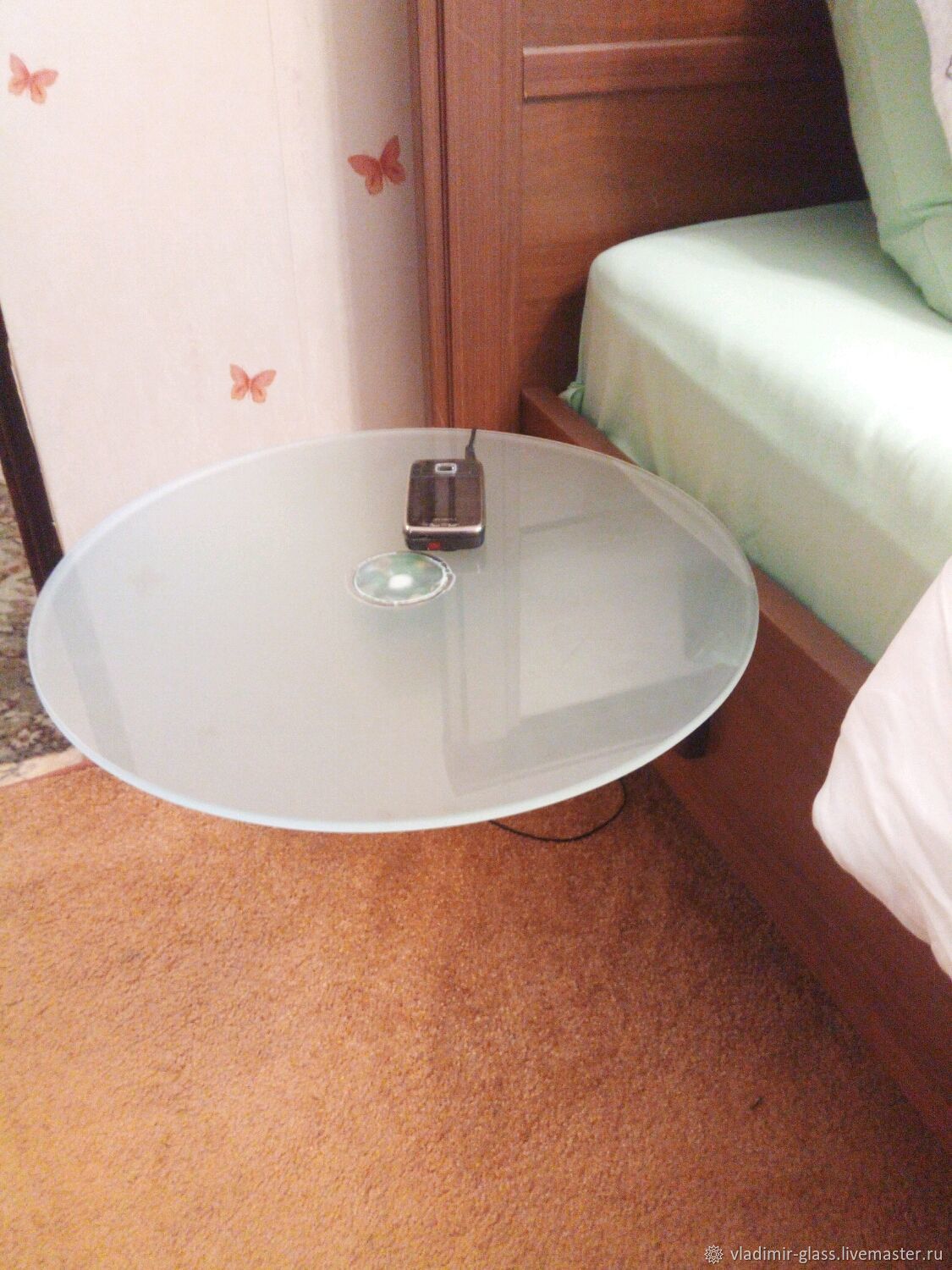 Прикроватный столик из стекла