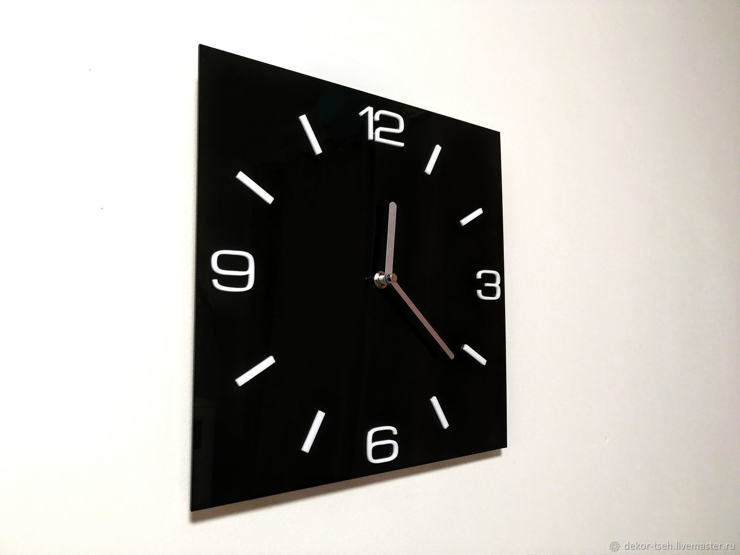 Черные прямоугольные часы. Часы настенные квадратные черные. Квадратные часы на стену. Настенные часы черные стильные. Часы настенные прямоугольные.