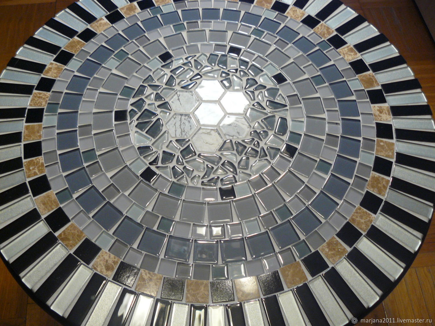 Декор стола мозаичной плиткой