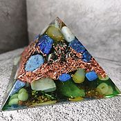 Большая пирамида с кристаллами кварца минералам со свечением "оргонит"