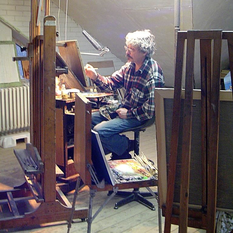 Игорь пишет картину на заказ.