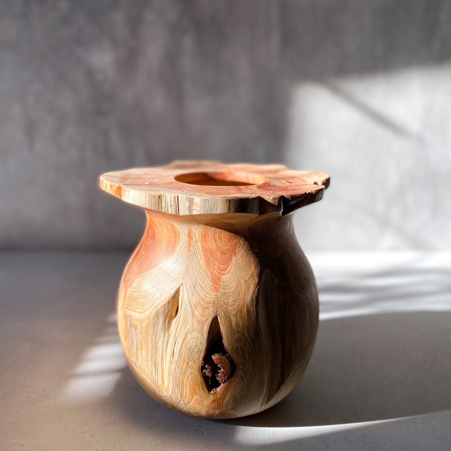 Ваза новороссийск купить. Деревянная ваза. Вазы из дерева. Китайские деревянные вазы. Деревянные вазы с резьбой.