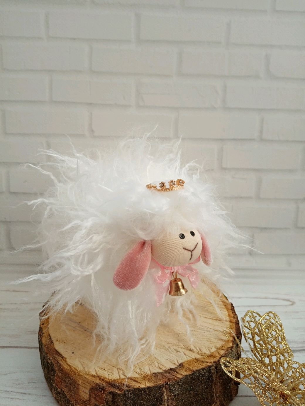 овечки. овечка из мультика в бусах с накрашенными губами. принцесса и барашек. фурри барашек. принцесса овечка.