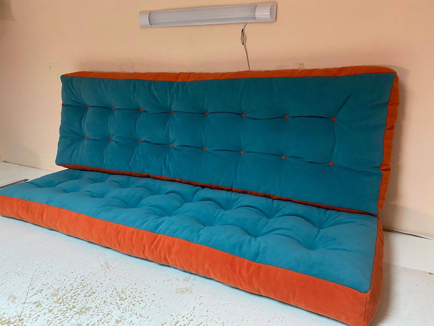 Подушка приспинная для дивана