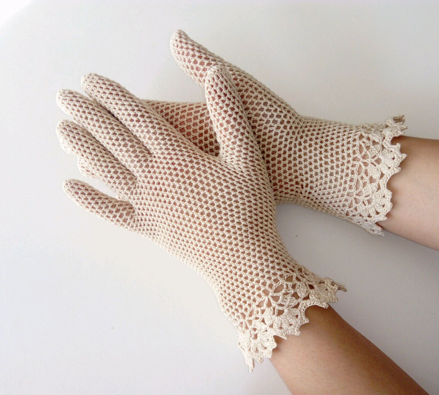 Вязаные ажурные перчатки