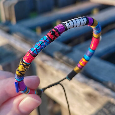 Плетеные браслеты из ниток – купить на Ярмарке Мастеров