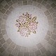 Центральный узор включает композицию из роз и бутонов благородного дымчато-розового оттенка с густой оливкового цвета листвой, подчеркнутого фоном из белого мрамора, наколотого на кусочки, который пре