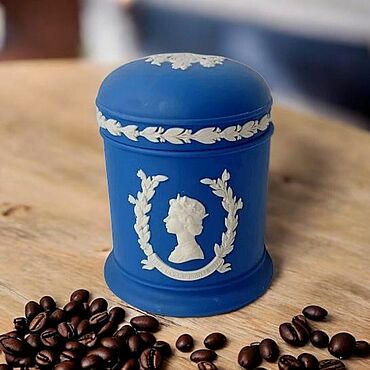 Винтаж ручной работы. Ярмарка Мастеров - ручная работа Винтаж: Wedgwood Jasperware винтажная банка с королевой Елизаветой II. Handmade.