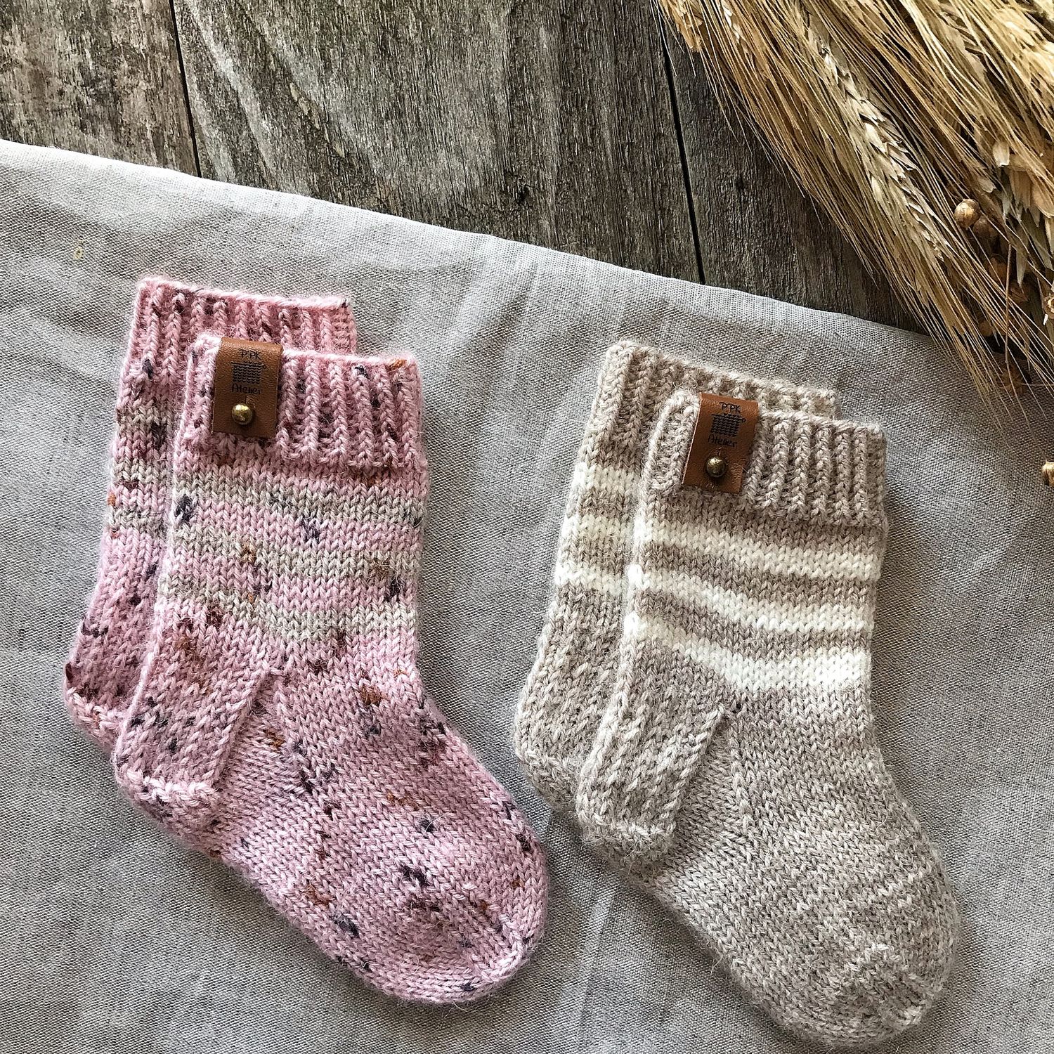 Носочки на 7 месяцев. Вязаные носки. Детские вязаные ноские. Носочки детские. Вязаные носки спицами.