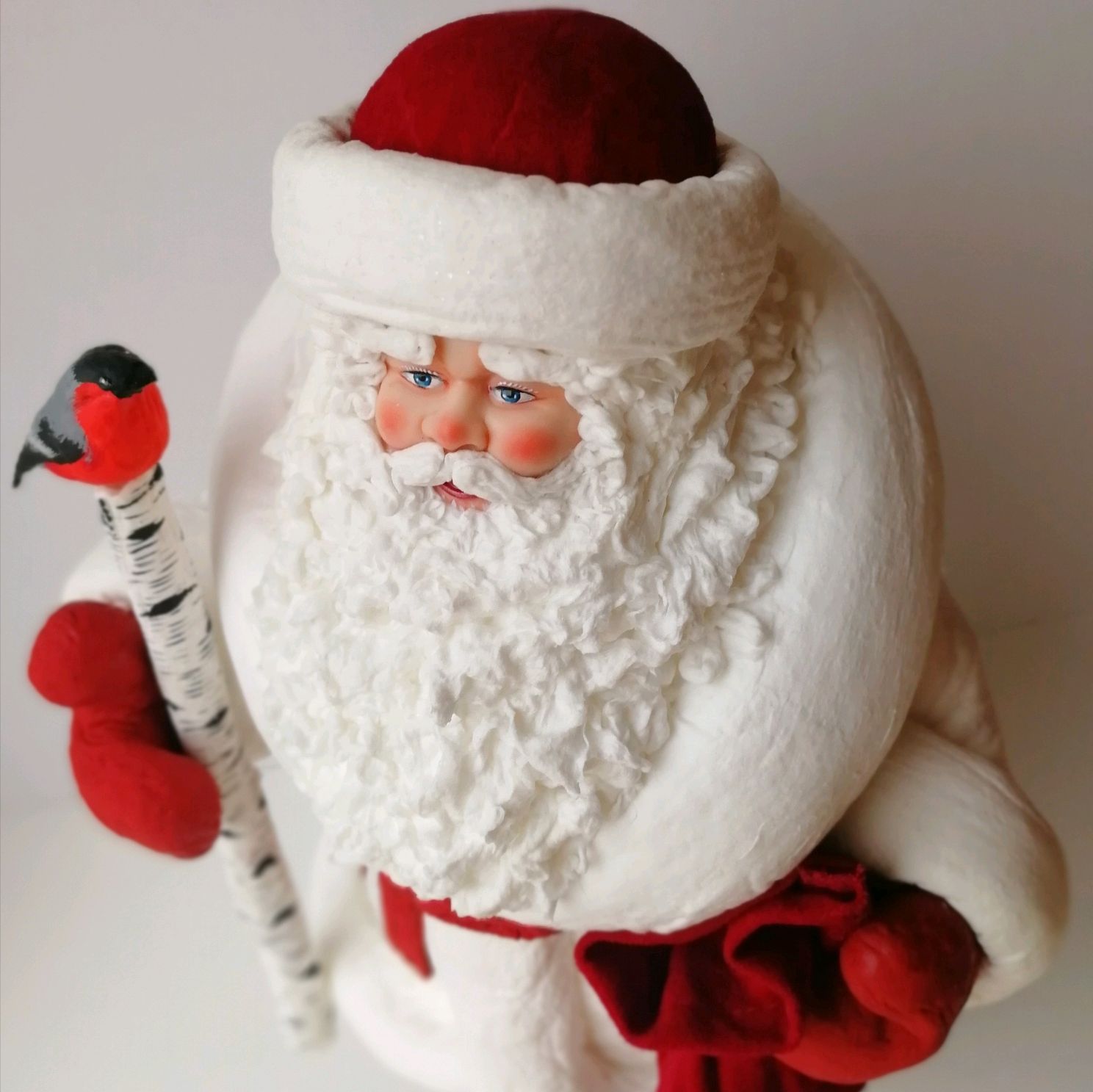 Декорируйте новогодний стол и сделайте его запоминающимся с помощью фигуры Деда Мороза, сделанной своими руками