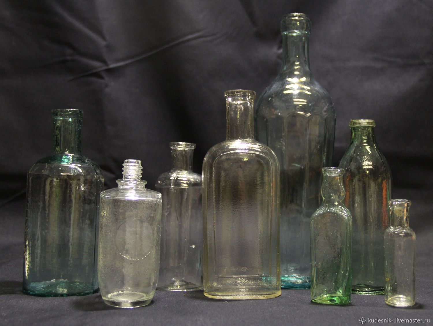 Бутылочка стар. Антикварные бутылочки. Старинные бутылки. Старинные стеклянные бутылки. Стеклянные бутылочки старинные.